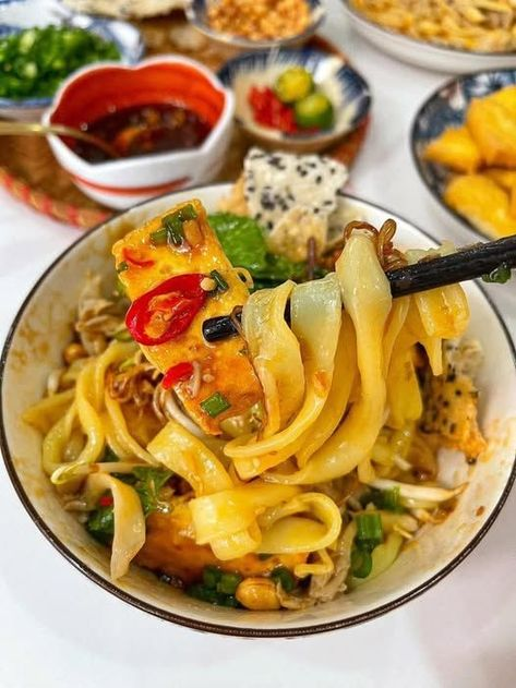 Điểm đặc trưng của mì Quảng trộn:
Sợi mì làm từ bột gạo, bản to, màu vàng nghệ.
Tôm và thịt được rim đậm đà, thơm phức.
Nước trộn (nước lèo) ít nhưng đậm vị.
Ăn kèm rau sống tươi mát, bánh tráng nướng giòn rụm.
Đặc biệt không thể thiếu đậu phộng rang và chanh ớt.