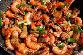 Bước 3: Xào tôm thịt
Làm nóng chảo với chút dầu điều, phi thơm hành tỏi.
Cho thịt vào xào trước khoảng 2–3 phút cho săn lại.
Tiếp tục cho tôm vào đảo đều cho đến khi tôm chuyển màu đỏ au, thịt chín, cho thêm nước dừa vào đun đến khi nước sền sệt là được.
Nêm nếm lại cho vừa ăn (vị mặn ngọt hài hòa, hơi cay nhẹ càng ngon). Lấy nước tôm thịt chan lên mì quảng