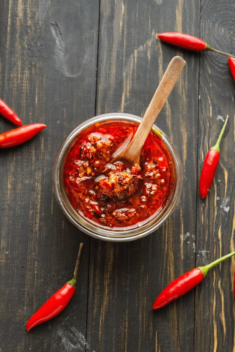 Sa tế là một loại gia vị không thể thiếu trong nhiều món ăn Việt như bún bò Huế, hủ tiếu, mì cay, lẩu, hay các món nướng. Tự làm sa tế tại nhà không chỉ đảm bảo vệ sinh, mà còn giúp bạn tùy chỉnh hương vị theo sở thích. Bài viết dưới đây sẽ hướng dẫn bạn cách làm sa tế ngon tại nhà với công thức đơn giản, nguyên liệu dễ tìm, nhưng hương vị thì không thua gì ngoài hàng.