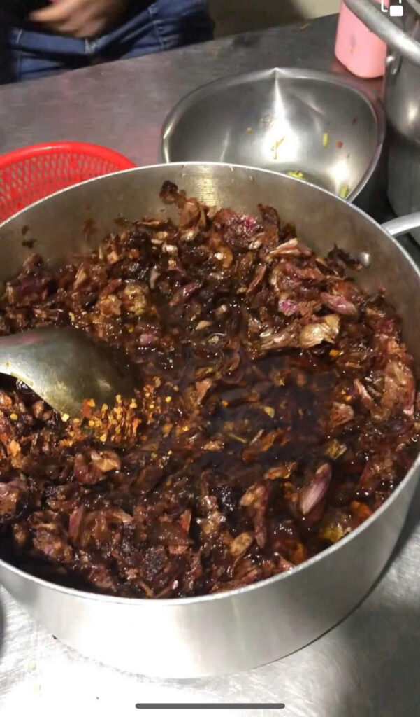 2. Chiên hành:

Đổ dầu ăn vào chảo (nhiều một chút để hành ngập dầu).

Khi dầu nóng (tầm 130–150°C, đừng để quá sôi bốc khói), cho hành vào chiên từ từ.

Hạ lửa nhỏ, đảo đều tay cho đến khi hành ngả vàng đều.