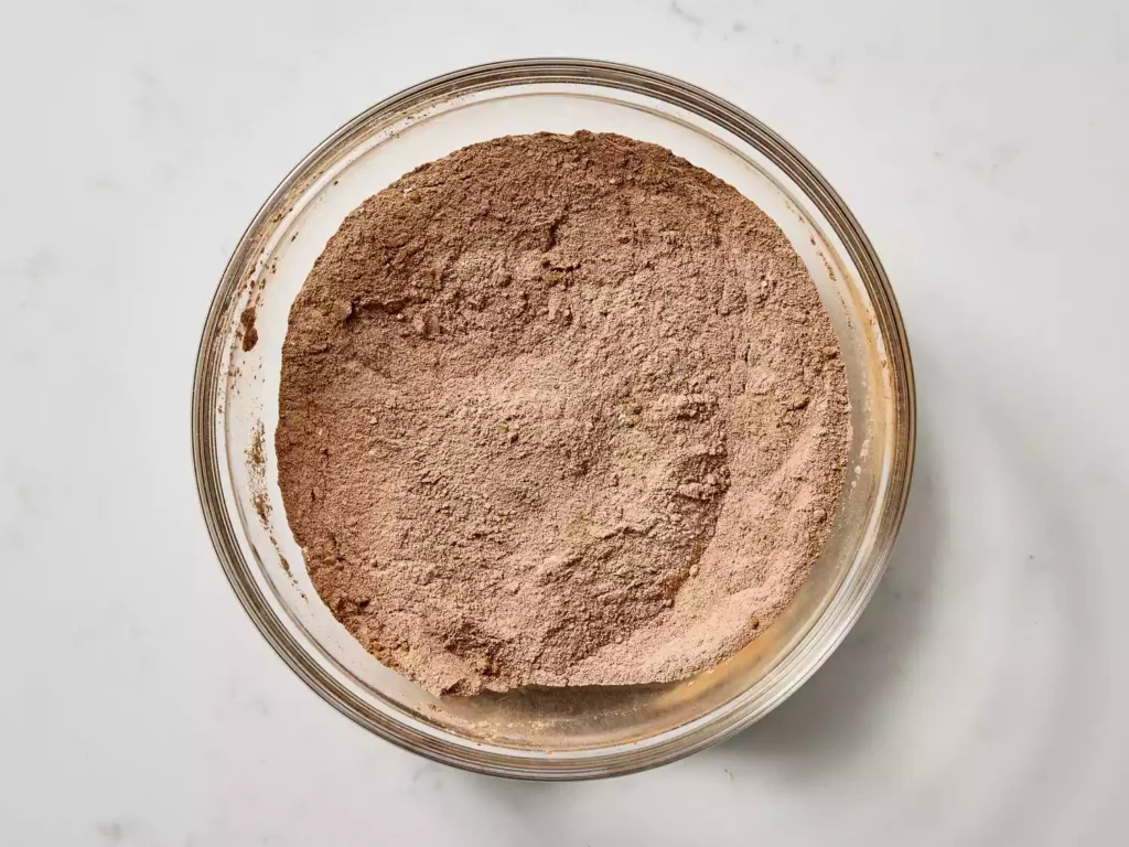 Bước 2: Trộn Hỗn Hợp Khô
Rây bột mì, bột cacao, bột nở và muối vào một tô lớn để hỗn hợp được mịn màng.