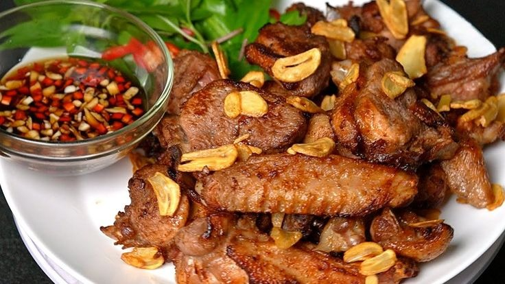 Món vịt cháy tỏi sau khi hoàn thành có màu vàng ươm, tỏi chiên giòn rụm, thịt vịt mềm, đậm đà hương vị. Khi ăn, bạn sẽ cảm nhận được vị ngọt tự nhiên của thịt vịt kết hợp với hương thơm nồng nàn của tỏi, tạo nên một món ăn hấp dẫn và lạ miệng.