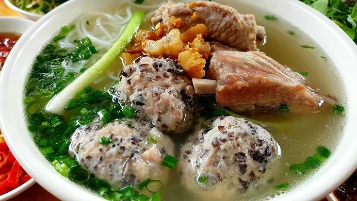 Bún mọc sườn non là món ăn quen thuộc trong ẩm thực miền Bắc, nổi bật với nước dùng thanh ngọt, viên mọc giòn dai, sườn non mềm thơm và măng khô giòn sần sật. Nếu bạn muốn tự tay chế biến món ăn này tại nhà, hãy cùng yêu bếp núc khám phá cách nấu bún mọc sườn non chi tiết dưới đây.