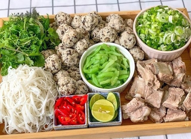 Nguyên Liệu Nấu Bún Mọc Sườn Non

Nguyên liệu cho phần nấu nước dùng

Xương ống heo: 1kg (hoặc sườn non)

Củ cải trắng: 500g

Hành tây: 400g

Hành tím: 200g

Gừng: 100g

Nước lọc: 7 lít

Dầu ăn: 30g

Hành tím băm: 30g

Muối trắng: 5g

Bột ngọt: 30g

Đường cát: 30g

Nước mắm: 20g

Nước lọc: 50g

Nguyên liệu làm viên mọc

Giò sống: 200g

Mộc nhĩ: 50g

Nấm hương: 50g

Hành lá: 2 nhánh

Muối: 2g

Hạt nêm: 5g

Tiêu xay: 1g

Nguyên liệu chế biến sườn non

Sườn non: 500g

Muối: 1 muỗng cà phê.

Hạt nêm: 1 muỗng cà phê.

Tiêu xay: ½ muỗng cà phê.

Dầu ăn: 1 muỗng cà phê (giúp sườn mềm và thơm hơn).

Hành tím băm: 1 muỗng cà phê (tăng hương vị).

Nước mắm: 1 muỗng cà phê (tăng độ đậm đà).

Nguyên liệu làm nước chấm bún mọc sườn

Mắm tôm: 2 muỗng canh (khoảng 30 ml)

Đường trắng: 2 muỗng canh (khoảng 30 g)

Nước cốt chanh hoặc quất: 1 muỗng canh (khoảng 15 ml)

Rượu trắng: 1 muỗng canh (khoảng 15 ml)

Dầu ăn: 2 muỗng canh

Hành tím: 1 củ, băm nhuyễn

Ớt tươi: 1-2 quả, băm nhuyễn (tùy khẩu vị)

Các nguyên liệu phụ

Bún tươi: 1kg

Rau sống: Xà lách, tía tô, diếp cá

Chanh: 2 quả