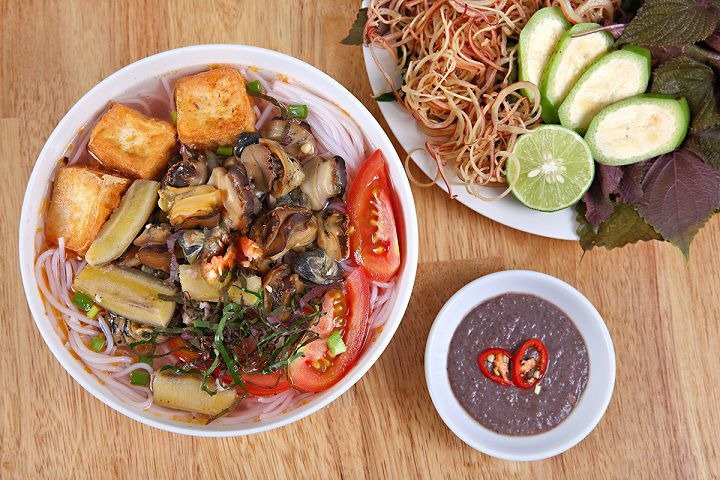 Bước 4: Trình Bày Món Ăn

Trụng bún: Trụng bún qua nước sôi, để ráo.

Xếp bún: Cho bún vào tô, thêm thịt ốc xào, hành lá, rau sống và ớt thái lát.

Chan nước dùng: Múc nước dùng nóng vào tô bún, rắc thêm tía tô thái nhỏ, thêm chén nước chấm mắm tôm và thưởng thức.