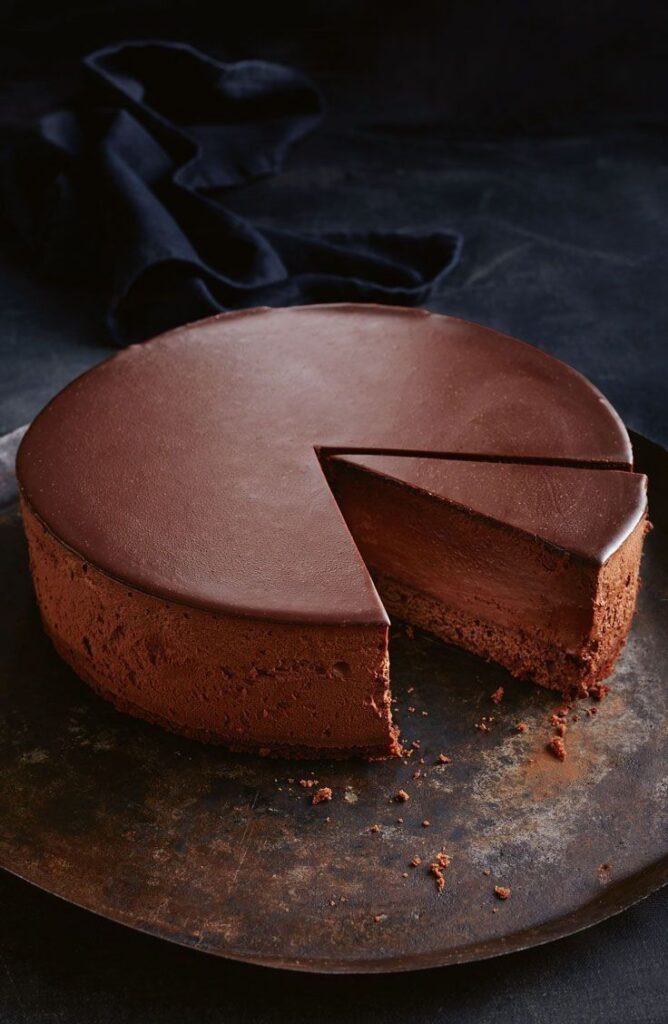 Mẹo Nhỏ Để Bánh Chocolate Thêm Ngon
Chọn bột cacao chất lượng: Bột cacao nguyên chất sẽ giúp bánh có hương vị đậm đà hơn.
Không đánh bột quá lâu: Đánh bột vừa đủ để tránh bánh bị dai.
Thêm hạt: Bạn có thể thêm hạt hạnh nhân, óc chó hoặc hạt điều vào bột để bánh thêm phần hấp dẫn.
Tỉ lệ socola và kem: Nếu muốn lớp phủ dày và bóng, bạn có thể tăng tỉ lệ socola so với kem, ví dụ 2 phần socola : 1 phần kem.
Để nguội tự nhiên: Tránh cho ganache vào tủ lạnh quá sớm, vì điều này có thể làm ganache bị đặc quá mức và khó phủ lên bánh.
Trang trí thêm: Sau khi phủ kem, bạn có thể rắc một ít bột cacao lên trên hoặc dùng đui bắt kem để tạo hình trang trí theo ý thích.