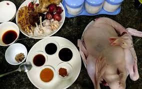 Bước 2: Ướp gia vị bên trong

Chuẩn bị hỗn hợp gồm: 1 muỗng canh nước tương đen, 1 muỗng canh đường nâu, 1 muỗng cà phê ngũ vị hương, ½ muỗng cà phê tiêu, gừng và hành đập dập.

Nhồi hỗn hợp vào bụng vịt, sau đó khâu kín bụng vịt lại bằng kim chỉ hoặc que tre để giữ gia vị bên trong trong quá trình quay.