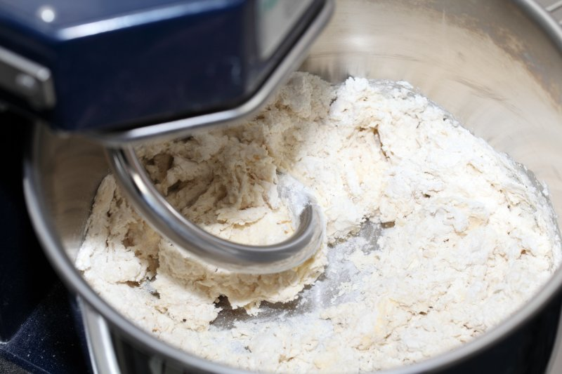 Hòa tan men với 1 muỗng cà phê đường cùng với 6 muỗng canh nước ấm: Để khoảng 5 - 10 phút cho men nở.