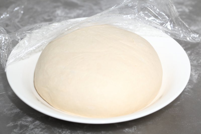 Trộn bột: Cho 1/2 lượng bột mì, phần đường trắng còn lại, bơ đun chảy, sữa tươi lên men, muối, và 1 lòng đỏ trứng gà vào, trộn đều cho các nguyên liệu hòa quyện vào nhau.
Nhào bột: Tiếp tục cho 1/2 lượng bột mì còn lại vào, nhào 10 - 15 phút cho bột thành hỗn hợp mềm, mịn.