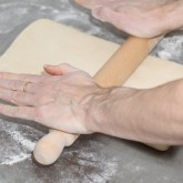 Gấp bột: Cán mỏng bột theo chiều dài, gấp ba như gấp áo sơ mi. Đặt bột vào tủ lạnh nghỉ 30 phút. Lặp lại quá trình này 2 lần nữa, tổng cộng 3 lần gấp.