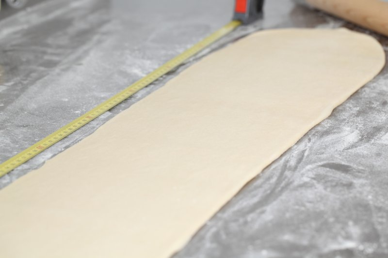 Cán bột: Sau khi gấp bột xong, lấy bột ra và cán mỏng khoảng 3mm.