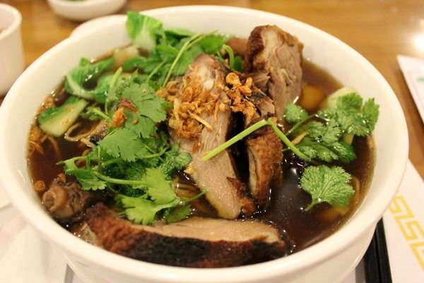 Vịt tiềm là một món ăn truyền thống nổi tiếng trong ẩm thực Á Đông, đặc biệt là trong các bữa cơm gia đình hay những dịp lễ quan trọng. Món ăn không chỉ thơm ngon, đậm đà mà còn rất bổ dưỡng, thường được kết hợp với các vị thuốc bắc có tác dụng bồi bổ cơ thể, tăng cường sức khỏe. Với cách nấu vịt tiềm ngon đúng chuẩn, bạn hoàn toàn có thể mang đến cho gia đình một món ăn chất lượng, hợp khẩu vị và giàu dinh dưỡng.