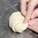 Cuộn bánh: Từ đáy mỗi tam giác, cuộn chặt về phía đỉnh, uốn cong hai đầu để tạo hình sừng bò.
