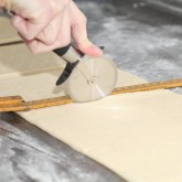 Cắt bột: Dùng dao sắc cắt thành các hình tam giác đều.