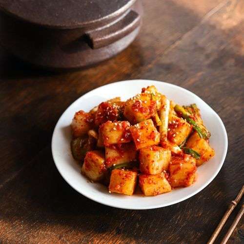 Bí Quyết Để Làm Kim Chi Củ Cải Ngon Hơn
Chọn củ cải tươi: Lựa chọn củ cải có vỏ láng mịn, không bị dập nát hay có vết thâm. Củ cải nên có kích thước vừa phải, không quá to để tránh bị xơ.
Điều chỉnh độ cay: Tùy theo khẩu vị, bạn có thể điều chỉnh lượng ớt bột cho phù hợp. Nếu không thích quá cay, có thể giảm lượng ớt bột hoặc chọn loại ít cay.
Thời gian lên men: Kim chi càng để lâu sẽ càng lên men và hương vị càng đậm đà. Tuy nhiên, không nên để quá lâu để tránh bị chua quá mức.
