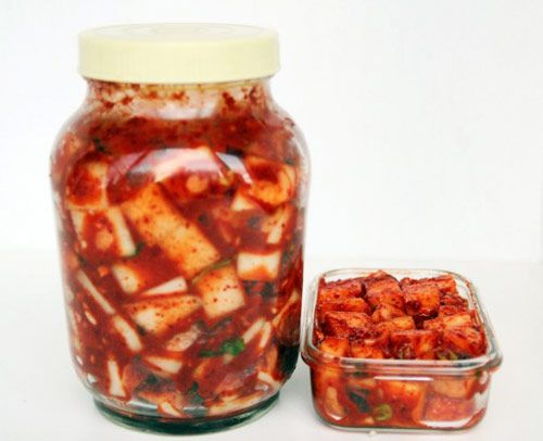 Bước 7: Đóng Hũ Và Lên Men
Đóng hũ: Cho kim chi vào hũ thủy tinh hoặc hũ nhựa sạch, nén chặt để không có không khí lọt vào.
Lên men: Để hũ kim chi ở nhiệt độ phòng trong khoảng 1 - 2 ngày để quá trình lên men diễn ra. Sau đó, cho vào tủ lạnh để bảo quản và tiếp tục lên men chậm.