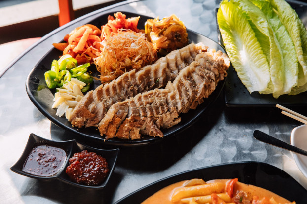 Cách Thưởng Thức
Kim chi củ cải Hàn Quốc có thể dùng kèm với cơm trắng, thịt nướng, mì cay hoặc làm gia vị cho các món canh, súp. Món ăn này không chỉ ngon miệng mà còn bổ dưỡng nhờ chứa nhiều vitamin và lợi khuẩn từ quá trình lên men.