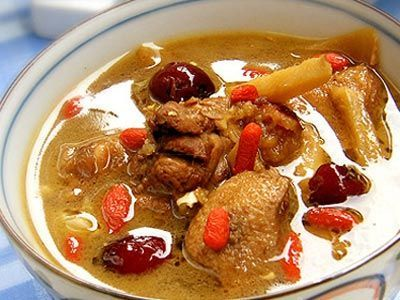 Bước 5: Hoàn Thiện Và Thưởng Thức
Nêm nếm lại nước dùng cho vừa ăn (nên dùng đường phèn để có vị ngọt thanh).
Cho nấm, cà rốt, cải thìa vào tiềm thêm 10 phút.
Múc ra tô, ăn nóng với bún, mì hoặc cơm trắng.