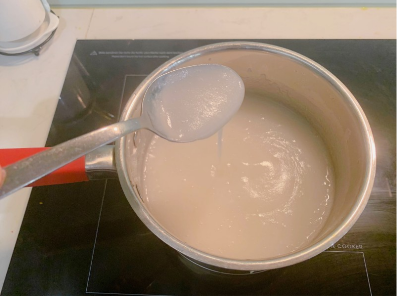 Bước 4: Nấu Bột Nếp
Pha bột: Hòa tan 20g bột nếp với 200ml nước trong một nồi nhỏ.
Đun sôi: Đặt nồi lên bếp, đun sôi và khuấy đều cho đến khi hỗn hợp đặc lại thành dạng hồ lỏng. Để nguội.