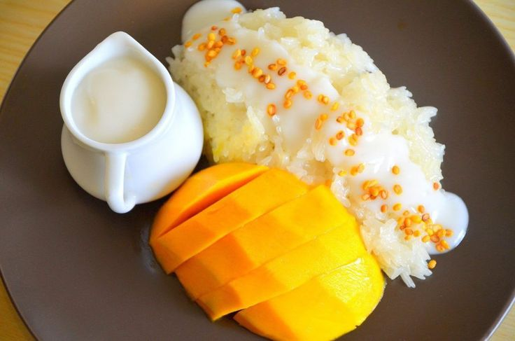 Bước 6: Trình bày và thưởng thức
Cho xôi ra đĩa, xếp xoài lên trên.
Rưới nước xốt cốt dừa lên xôi và xoài.
Rắc hạt mè rang, dừa nạo sợi hoặc đậu phộng rang giã nhỏ lên trên để tăng thêm hương vị và độ giòn.
Thưởng thức món xôi xoài khi còn ấm để cảm nhận trọn vẹn hương vị.