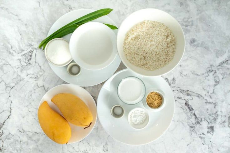 🥭 Nguyên liệu làm xôi xoài
Nguyên liệu chuẩn bị phần xôi
1 chén gạo nếp Thái (nếp cái hoa vàng hoặc nếp Thái)
1/2 chén nước cốt dừa (tăng giảm tùy khẩu vị)
2-3 muỗng canh đường cát
1/4 muỗng cà phê muối
1-2 lá dứa (tạo hương thơm đặc trưng)
Nguyên liệu chuẩn bị phần nước cốt dừa
3/4 chén nước cốt dừa
1 muỗng cà phê đường (tùy chọn)
1/4 muỗng cà phê muối
1 muỗng canh bột bắp hoặc bột năng
1-2 lá dứa
Nguyên liệu cho phần xoài
2 quả xoài chín (chọn loại xoài chín tự nhiên, không dùng chất bảo quản)
Nguyên liệu cho phần topping ăn kèm
Hạt mè (vừng) rang
Dừa nạo sợi
Đậu phộng rang giã nhỏ