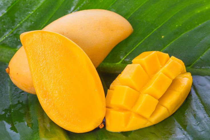 Bước 5: Chuẩn bị xoài
Chọn xoài chín tự nhiên, không có vết thâm hay dấu hiệu hư hỏng.
Gọt vỏ, cắt xoài thành từng lát mỏng, đều tay.