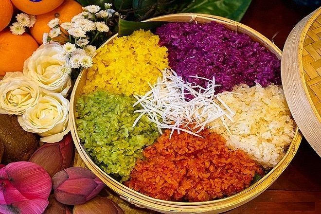 Xôi ngũ sắc không chỉ là món ăn truyền thống của người dân Tây Bắc mà còn là biểu tượng của sự may mắn, thịnh vượng và đoàn viên trong các dịp lễ Tết, cúng giỗ hay mâm cỗ gia đình. Với hương vị thơm ngon, màu sắc bắt mắt và cách chế biến đơn giản, xôi ngũ sắc đã trở thành món ăn yêu thích của nhiều gia đình Việt.
Món xôi ngũ sắc này không hề khó làm chỉ mất thời gian công sức chuẩn bị. Hôm nay các bạn hãy cùng vào bếp với yêu bếp núc hướng dẫn cách làm xôi ngũ sắc tại nhà nhé!
