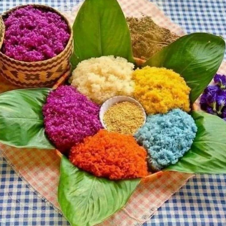 🎉 Ý Nghĩa Của Xôi Ngũ Sắc
Mỗi màu sắc trong xôi ngũ sắc đều mang một ý nghĩa riêng:
Màu đỏ: Tượng trưng cho lửa, mang lại sự may mắn, thịnh vượng.
Màu tím: Tượng trưng cho đất, mang lại sự bình an, ổn định.
Màu xanh: Tượng trưng cho nước, mang lại sự tươi mới, sinh sôi.
Màu vàng: Tượng trưng cho kim loại, mang lại sự giàu sang, phú quý.
Màu trắng: Tượng trưng cho trời, mang lại sự trong sáng, thuần khiết.
Việc kết hợp năm màu sắc này trong một món ăn không chỉ tạo nên vẻ đẹp bắt mắt mà còn thể hiện sự hòa hợp của ngũ hành, cầu mong sự cân bằng và hạnh phúc cho gia đình.