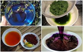Bước 1: Sơ Chế Nguyên Liệu
Ngâm gạo nếp: Vo sạch gạo nếp 2-3 lần nước, sau đó ngâm trong nước lạnh khoảng 6 tiếng hoặc qua đêm để hạt nở đều. Sau khi ngâm, vớt gạo ra để ráo nước.
Chuẩn bị nước màu tự nhiên:
Màu đỏ: Rửa sạch lá cẩm đỏ, cắt khúc nhỏ, cho vào nồi đun sôi với 1 lít nước trong 15 phút. Lọc lấy nước cốt.
Màu tím: Làm tương tự như màu đỏ nhưng với lá cẩm tím.
Màu xanh: Rửa sạch lá dứa, cắt nhỏ, cho vào nồi đun sôi với 1 lít nước trong 15 phút. Lọc lấy nước cốt.
Màu vàng: Hòa bột nghệ với một ít nước nóng để tạo thành dung dịch màu vàng.