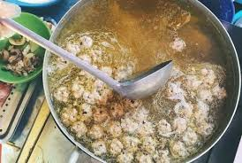 Bước 4: Nấu Sườn Non

Rửa sạch sườn: Rửa sườn dưới nước lạnh, chặt thành miếng vừa ăn.

Chần sườn: Cho sườn vào nồi nước sôi, chần trong 2-3 phút để loại bỏ bọt bẩn, sau đó vớt ra, rửa lại với nước sạch.

Ướp gia vị: Trộn đều sườn với các gia vị đã chuẩn bị. Để sườn thấm gia vị trong khoảng 15-30 phút trước khi chế biến.

Xào sườn: Bắc chảo lên bếp, cho dầu ăn, phi hành tím cho thơm, cho sườn vào xào săn.

Nấu sườn: Thêm nước dùng vào nồi sườn, đun sôi, hạ lửa nhỏ, nấu thêm 15 phút cho sườn mềm.