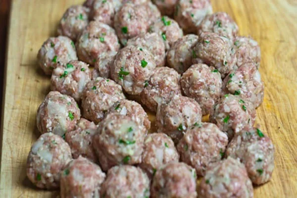 Bước 3: Làm Viên Mọc

Trộn hỗn hợp: Cho giò sống vào tô, thêm mộc nhĩ, nấm hương, hành lá, nêm gia vị ở trên, trộn đều.

Viên mọc: Dùng tay thoa một lớp dầu ăn, viên hỗn hợp thành những viên tròn nhỏ khoảng 30g.

Luộc mọc: Thả viên mọc vào nồi nước dùng nấu chung.