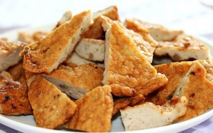 Làm Chả Cá Thác Lác
Bước 1: Sơ chế cá
Làm sạch cá, bỏ vảy, mổ bụng lấy ruột và rửa sạch.
Dùng dao cạo lấy phần thịt cá ra khỏi xương.
Rửa lại thịt cá bằng nước muối pha loãng để khử mùi tanh, sau đó để ráo nước.
Bước 2: Ướp gia vị
Cho thịt cá vào tô, thêm hành lá cắt nhỏ, tiêu xay, nước mắm, đường, bột ngọt, muối và dầu ăn.
Trộn đều hỗn hợp và dùng tay nhồi mạnh trong khoảng 5-10 phút cho đến khi hỗn hợp trở nên dẻo mịn.
Bước 3: Tạo hình chả cá
Múc một lượng vừa đủ hỗn hợp cá, nặn thành viên tròn hoặc dẹt tùy ý.
Nếu muốn chả cá có hình dáng đặc biệt, bạn có thể nhồi hỗn hợp vào trái ớt đã bỏ hạt để tạo hình.
Bước 4: Chiên chả cá
Vớt chả cá ra để ráo dầu.
Làm nóng chảo với một ít dầu ăn.
Cho chả cá vào chiên ở lửa vừa cho đến khi vàng đều hai mặt.