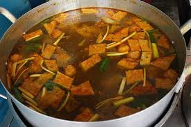 Cách Nấu Nước Dùng Ngọt Lành
Bước 1: Hầm Nước Dùng
Rửa sạch xương cá và đầu cá bằng nước muối loãng để khử mùi tanh. Cho xương cá vào nồi cùng với 2 lít nước, thêm hành tím nướng và gừng đập dập. Hầm trong khoảng 20 phút cho đến khi nước dùng trong và ngọt tự nhiên. Sau đó, lọc lấy nước trong, bỏ bã.
Bước 2: Xào Nguyên Liệu
Trong một chảo, phi thơm hành tím, sau đó cho cà chua và thơm vào xào cho đến khi mềm và ra màu. Trút hỗn hợp này vào nồi nước dùng, nêm nếm với 1/2 muỗng cà phê muối, 4 muỗng canh nước mắm, 2 muỗng canh đường và 1/2 muỗng cà phê bột ngọt, 1/2 muỗng cà phê tiêu cho vừa ăn.