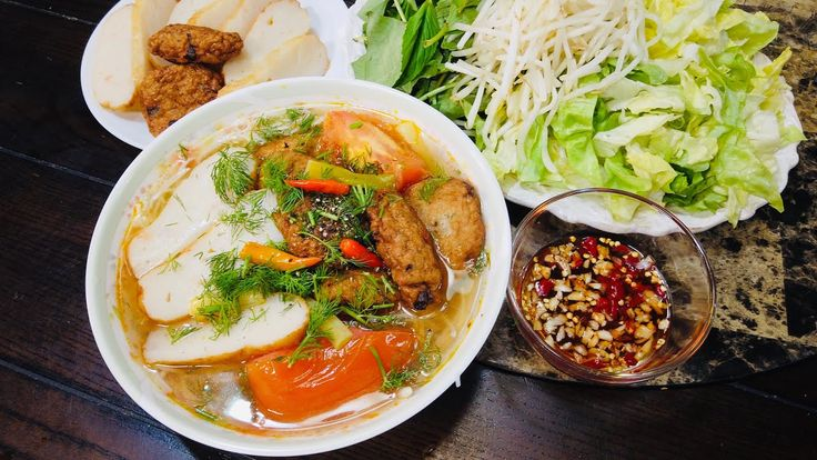 Hoàn Thiện Món Ăn
Trụng bún qua nước sôi, cho vào tô. Xếp chả cá lên trên, thêm cà chua, thơm, hành lá và thì là. Rưới nước dùng nóng lên, trang trí thêm rau sống và chấm cùng nước mắm ớt pha để tăng thêm hương vị.
