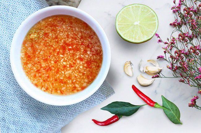 Bước 5: Làm Nước Mắm Chấm Chả Cá
Kết hợp gia vị: Trong một chén nhỏ, cho nước mắm, đường và nước lọc vào. Khuấy đều cho đến khi đường tan hoàn toàn.
Nấu hỗn hợp: Đặt chén hỗn hợp lên bếp, đun sôi nhẹ và khuấy đều trong khoảng 1 – 2 phút. Sau đó, tắt bếp và để nguội.
Thêm tỏi và ớt: Khi hỗn hợp đã nguội, cho tỏi và ớt băm nhuyễn vào, khuấy đều