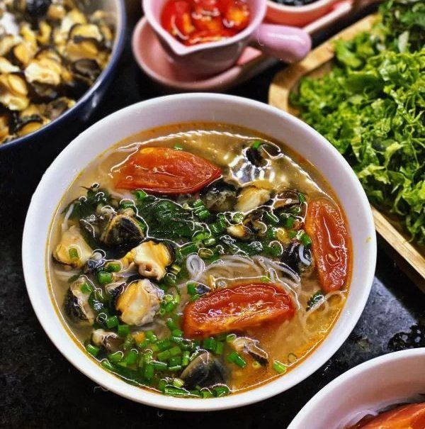 Bún ốc là món ăn dân dã nhưng đậm đà hương vị, đặc biệt phổ biến ở miền Bắc. Với nước dùng chua nhẹ, ốc giòn sần sật, bún trắng mềm và rau sống thanh mát, bún ốc không chỉ là món ăn sáng quen thuộc mà còn là niềm tự hào ẩm thực của người Hà Nội. Nếu bạn đang tìm kiếm công thức chuẩn vị để chế biến món bún ốc tại nhà, hãy cùng yêu bếp núc khám phá cách nấu bún ốc chi tiết dưới đây.