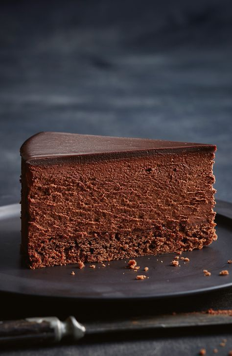 Bánh chocolate luôn là món tráng miệng được yêu thích nhờ hương vị ngọt ngào, đậm đà và dễ chế biến. Dù bạn là người mới bắt đầu vào bếp hay đã có kinh nghiệm, công thức dưới đây của yêu bếp núc sẽ giúp bạn làm ra chiếc bánh chocolate mềm mịn, thơm ngon mà không cần lò nướng.
Cách làm bánh chocolate đơn giản và ngon chi tiết theo bài viết dưới đây nhé.