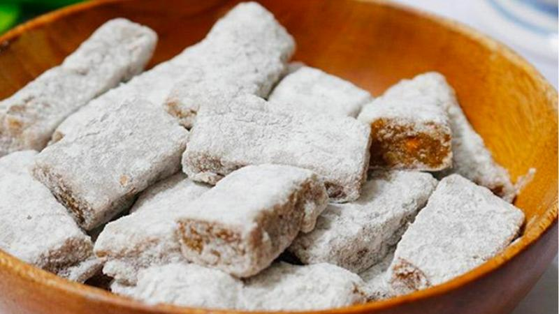 Chè lam là món ăn vặt dân dã, gắn liền với nhiều thế hệ người Việt, đặc biệt là người miền Bắc. Với hương vị ngọt ngào, dẻo thơm và vị cay nhẹ của gừng, chè lam không chỉ là món ăn vặt mà còn là thức quà quê đậm đà tình quê hương. Hôm nay, hãy cùng yêu bếp núc khám phá cách làm chè lam tại nhà đơn giản, chuẩn vị truyền thống qua bài viết dưới đây.