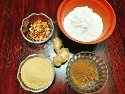 Nguyên Liệu Làm Chè Lam
Để làm chè lam, bạn cần chuẩn bị những nguyên liệu sau:
Bột nếp: 300g (hoặc gạo nếp cái hoa vàng)
Đường mật: 200g
Đường nâu (đường vàng): 50g
Mạch nha: 50g
Lạc (đậu phộng) rang: 100g
Gừng tươi: 1 củ
Muối: 1/2 thìa cà phê
Nước: 1 bát con