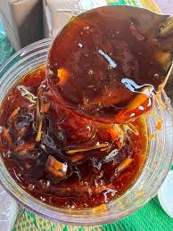 Bước 2: Nấu Nước Đường
Cho đường mật, đường nâu vào nồi cùng với mạch nha, nước và một chút muối. Đun hỗn hợp trên lửa nhỏ cho đến khi đường tan hết và hỗn hợp sôi lên.
Khi nước đường sôi, cho gừng bào nhỏ vào cùng, nấu thêm 2-3 phút nữa rồi tắt bếp.