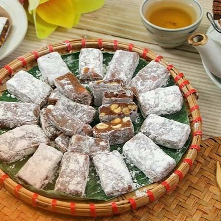 Mẹo Làm Chè Lam Ngon Hơn
Chọn nguyên liệu tươi ngon: Sử dụng gừng tươi, lạc mới rang và bột nếp chất lượng cao để đảm bảo hương vị chè lam thơm ngon.
Điều chỉnh độ ngọt: Tùy theo khẩu vị, bạn có thể điều chỉnh lượng đường để chè lam có độ ngọt vừa phải.
Thêm hương vị đặc biệt: Để tăng thêm hương vị, bạn có thể thêm một ít hạt sen tươi vào khi nấu nước đường.
Bảo quản đúng cách: Để chè lam luôn giữ được độ dẻo và thơm ngon, hãy bảo quản trong hộp kín và để nơi khô ráo, thoáng mát.