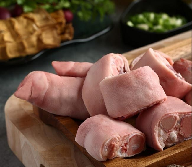 Bước 1: Sơ Chế Nguyên Liệu

Giò heo: Cạo sạch lông, rửa với nước muối loãng. Chặt thành miếng vừa ăn, khoảng 2cm. Luộc sơ qua nước sôi 1 phút, sau đó rửa sạch lại với nước muối loãng và để ráo .

Thịt chân giò: Rửa sạch, chần qua nước sôi, sau đó thái lát mỏng.

Mọc thịt: Cắt thành miếng vừa ăn.

Nấm hương: Ngâm nước ấm cho nở, rửa sạch.

Cà chua: Rửa sạch, bổ múi cau.

Hành tím, sả: Bóc vỏ, đập dập.

Rau sống: Rửa sạch, để ráo.