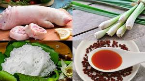 Nguyên Liệu Nấu Bún Giò Heo

Để nấu bún giò heo cho 4-5 người ăn, bạn cần chuẩn bị:

Giò heo: 1 chiếc (khoảng 500g)

Thịt chân giò: 300g (rút xương)

Bún tươi: 300g

Mọc thịt: 200g

Nấm hương: 50g

Cà chua: 2 quả

Hành tím: 3 củ

Sả: 2 cây

Hành lá, hành khô: 1 ít

Gia vị: Nước mắm, hạt nêm, đường, tiêu, chanh/quất

Rau ăn kèm: Xà lách, húng quế, giá đỗ, rau chuối bào