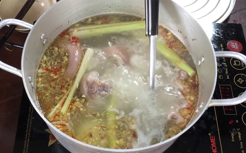 Bước 2: Nấu Nước Dùng

Cho giò heo vào nồi, đổ nước lạnh ngập mặt, đun sôi. Sau khi sôi, hạ lửa nhỏ, hầm trong 1 tiếng để xương tiết ra chất ngọt.

Thêm hành tím, sả, cà chua vào nồi, tiếp tục hầm thêm 20 phút.

Nêm nếm gia vị: 1 muỗng hạt nêm, 1 muỗng đường, 1 muỗng muối, 1 muỗng nước mắm. Đun thêm 10 phút rồi cho đầu hành và tỏi phi thơm vào nồi nước dùng cho dậy mùi thơm.