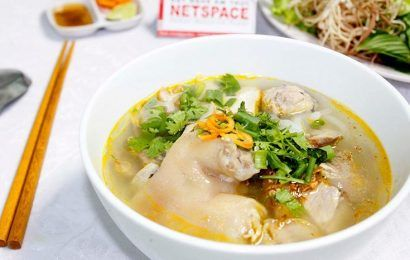 Bí Quyết Để Nấu Món Bún Giò Heo Ngon Hơn

Chọn giò heo: Nên chọn chân sau vì nó chứa giá trị dinh dưỡng cao và có khối lượng thịt nhiều hơn; chọn những chân giò heo có độ đàn hồi tốt và màu hồng tươi .

Bún tươi: Chọn bún màu hơi đục, không phải màu trắng trong, bóng mịn; bún tươi thì các sợi bún thường dính lại với nhau.

Sả: Chọn những cây sả cứng và các lá không bị héo; các bẹ của cây sả dính chặt vào nhau.

Nước dùng: Khi ninh xương, nếu thấy nước trong nồi sắp cạn, nên thêm nước nóng vào thay vì nước lạnh để duy trì độ ngọt của nước dùng.