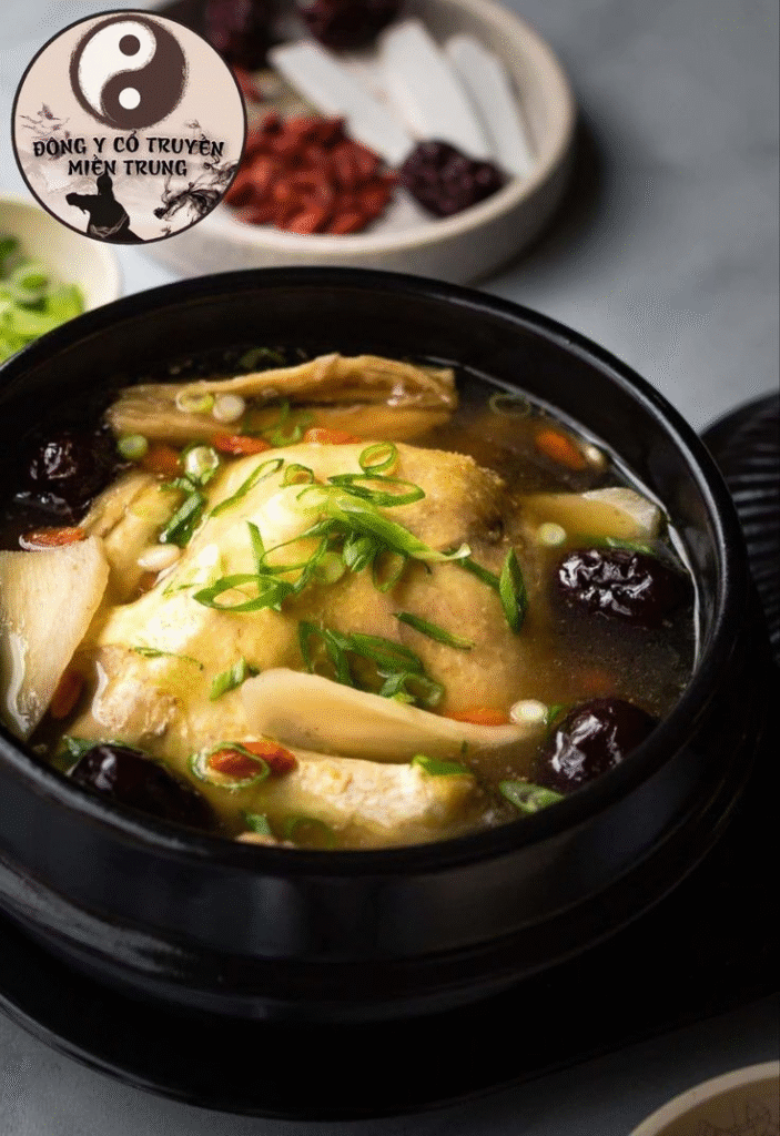 Bước 4: Tiềm Vịt
Bắc nồi lên bếp, cho ít dầu ăn, phi thơm hành, tỏi.
Cho vịt vào áp chảo cho săn và dậy mùi thơm.
Thêm nước dừa tươi và đổ nước lọc ngập mặt vịt.
Khi nước sôi, hạ nhỏ lửa, cho toàn bộ thuốc bắc vào nồi.
Đậy nắp và tiềm trong 60 – 90 phút, cho đến khi thịt vịt mềm nhừ, nước dùng sánh ngọt.