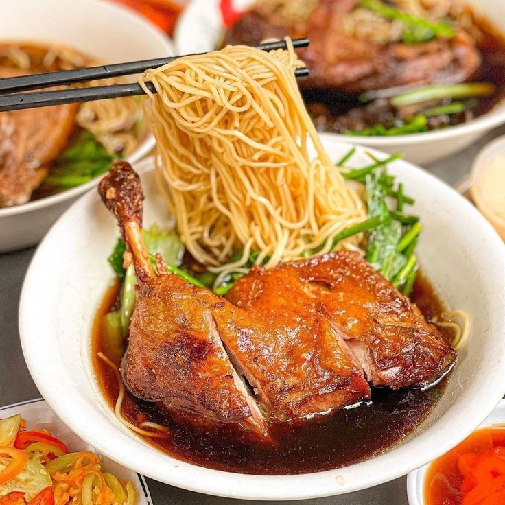 Mì vịt tiềm là một món ăn nổi tiếng trong ẩm thực người Hoa, được yêu thích bởi hương vị đậm đà, nước dùng thanh ngọt cùng thịt vịt mềm rục thơm lừng. Đây là món ăn thường thấy trong các nhà hàng Hoa sang trọng, nhưng bạn hoàn toàn có thể nấu mì vịt tiềm tại nhà với công thức chuẩn dưới đây. Hãy cùng yêu bếp núc khám phá cách nấu mì vịt tiềm ngon như ngoài tiệm nhé!