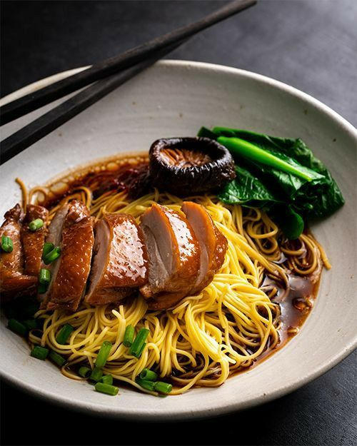 Cách trình bày:

Cho mì vào tô lớn.

Xếp cải thìa chần, vài lát nấm và miếng thịt vịt lên trên.

Chan nước dùng nóng hổi vào.

Rắc thêm hành lá, ngò rí, tiêu và một chút dầu mè cho thơm.