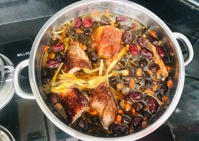 Bước 2: Nấu nước dùng tiềm

Phi thơm hành tím, tỏi, gừng đập dập trong nồi lớn.

Cho thảo mộc: quế, hồi, đinh hương, thảo quả vào rang nhẹ cho dậy mùi.

Đổ khoảng 2 - 3 lít nước lọc vào nồi.

Cho các nguyên liệu: nấm đông cô, hạt sen, táo tàu, kỷ tử, thịt vịt đã chiên vào.

Nêm nếm: 1 thìa muối, 1 thìa hạt nêm, 1 thìa nước tương, 1 thìa đường phèn.