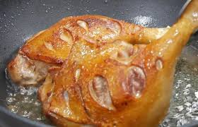 Đun nóng dầu ăn trong chảo sâu lòng, cho vịt vào chiên sơ hai mặt đến khi thịt săn lại, có màu vàng nâu đẹp mắt.

Vớt ra để ráo dầu.

Lưu ý: Không chiên quá kỹ khiến thịt vịt bị khô, mất độ mềm.